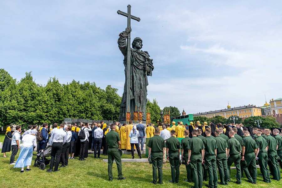 В День Крещения Руси Предстоятель Русской Церкви совершил торжественный молебен у памятника равноапостольному князю Владимиру на Боровицкой площади в Москве