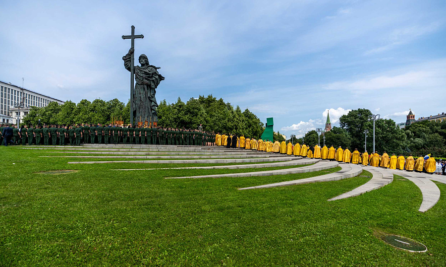 В День Крещения Руси Предстоятель Русской Церкви совершил торжественный молебен у памятника равноапостольному князю Владимиру на Боровицкой площади в Москве