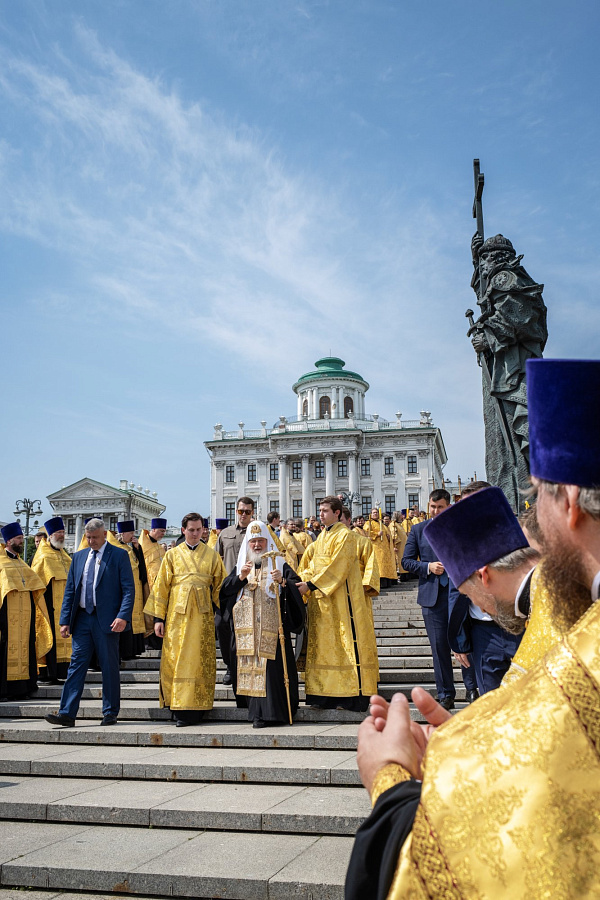 В День Крещения Руси Предстоятель Русской Церкви совершил торжественный молебен у памятника равноапостольному князю Владимиру на Боровицкой площади в Москве
