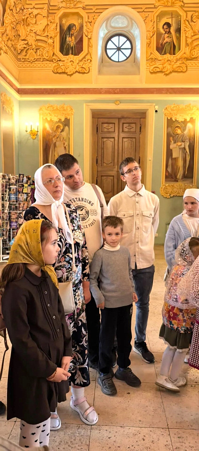 Гости на приходе Свято-Духовского храма села Шкинь г.о. Коломна