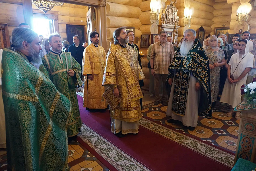 Архипастырский визит в Архиерейское Подворье храма в честь всех святых Соловецких с. Бушарино