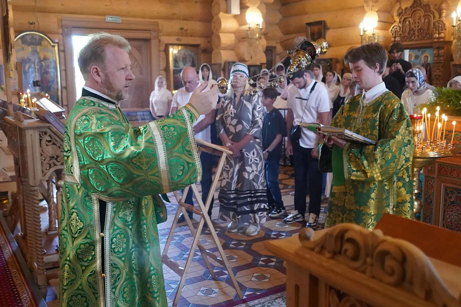 Архипастырский визит в Архиерейское Подворье храма в честь всех святых Соловецких с. Бушарино
