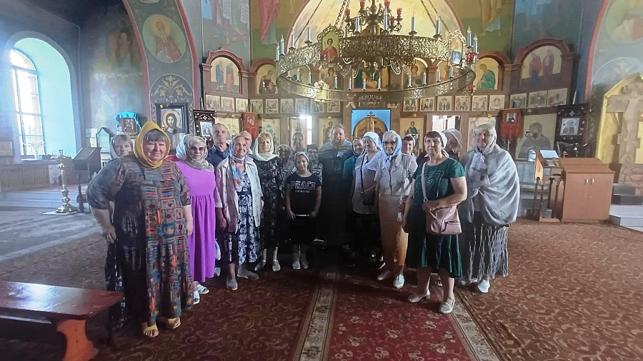 Гости на приходе Успенского храма д. Рожново  
