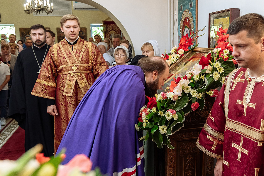 Архиерейское богослужение в Пантелеимоновском храме села Красный Путь г.о. Домодедово