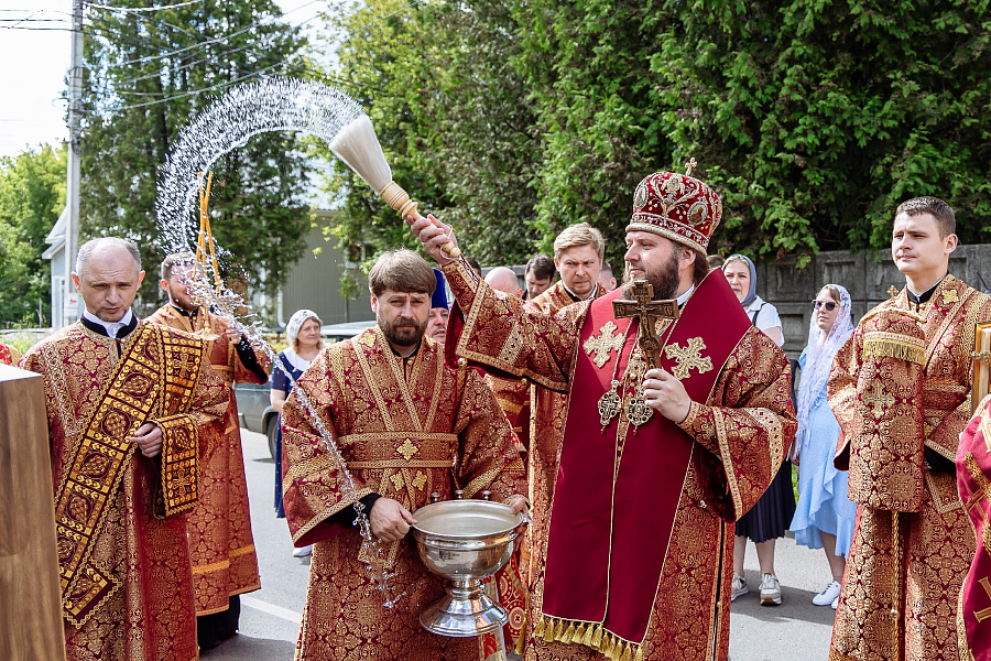 Архиерейское богослужение в Пантелеимоновском храме села Красный Путь г.о. Домодедово