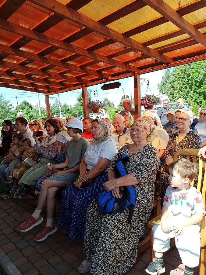 Гости на Богородицерождественском приходе д. Радушино  