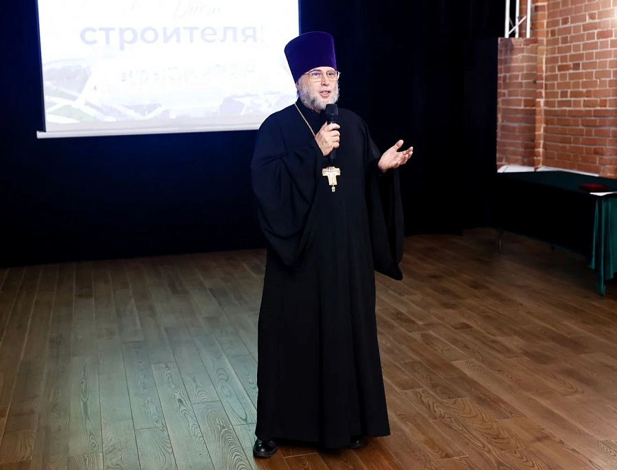Глава Красногорска и благочинный поздравили строителей
