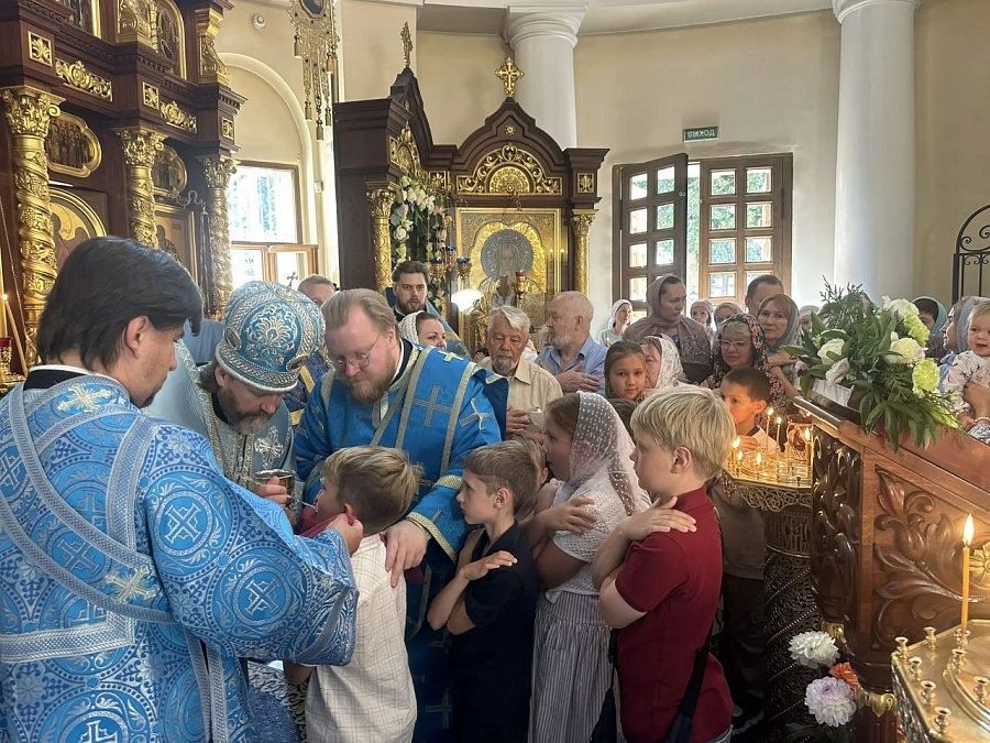 Владыка Фома возглавил богослужение в день престольного праздника в Архиерейском подворье Гребневской иконы Божией Матери