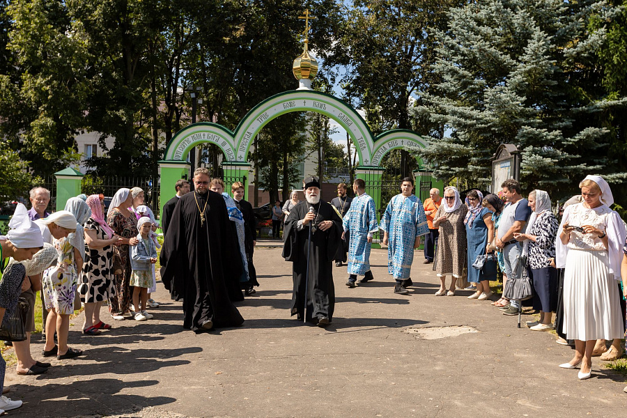 Митрополит Крутицкий и Коломенский Павел посетил приходы Озёрского благочиния