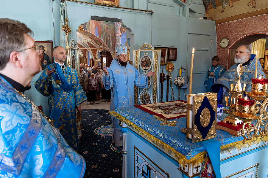 Архиерейское богослужение в храме Смоленской иконы Божией Матери села Константиново г.о. Домодедово