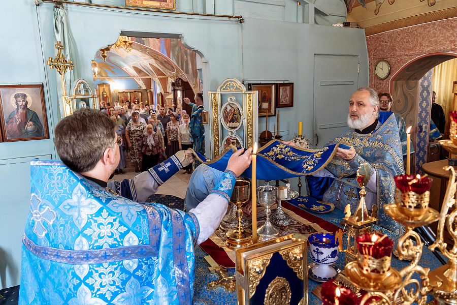 Архиерейское богослужение в храме Смоленской иконы Божией Матери села Константиново г.о. Домодедово