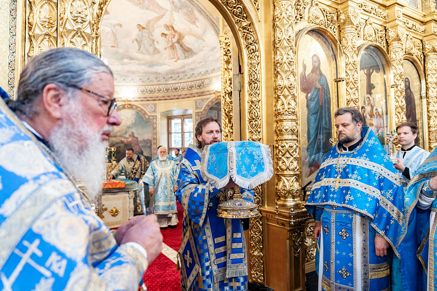 Соборное архиерейское богослужение в Троицком кафедральном соборе города Подольска