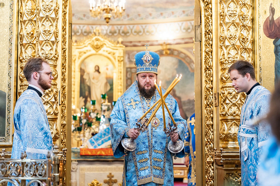 Соборное архиерейское богослужение в Троицком кафедральном соборе города Подольска