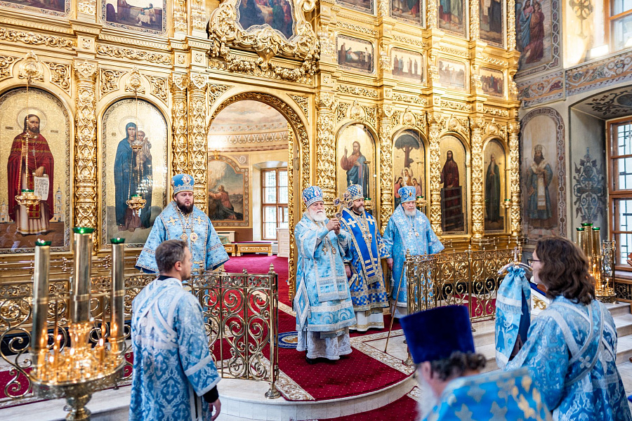 Соборное архиерейское богослужение в Троицком кафедральном соборе города Подольска