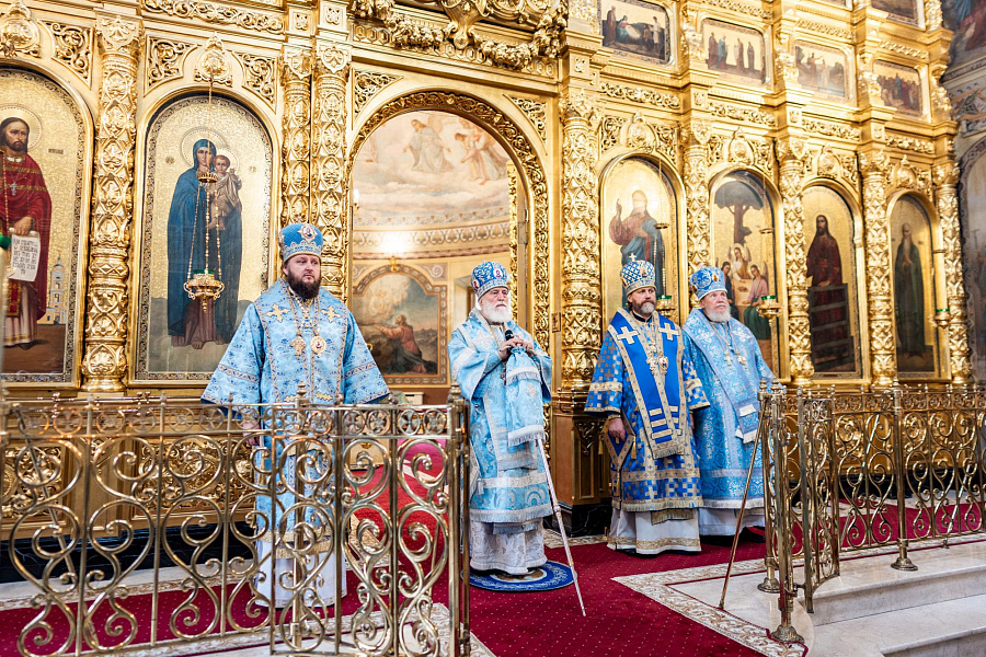 Соборное архиерейское богослужение в Троицком кафедральном соборе города Подольска