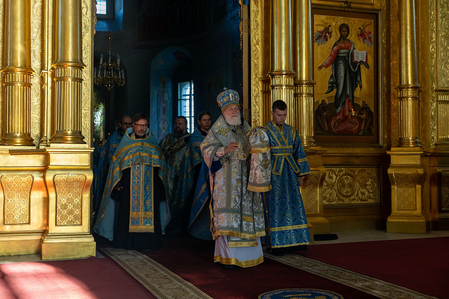Архиерейское богослужение с чином погребения плащаницы Пресвятой Богородицы в Успенском кафедральном соборе города Коломны