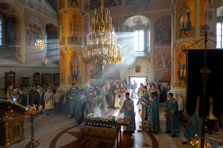 Архиерейское богослужение с чином погребения плащаницы Пресвятой Богородицы в Успенском кафедральном соборе города Коломны