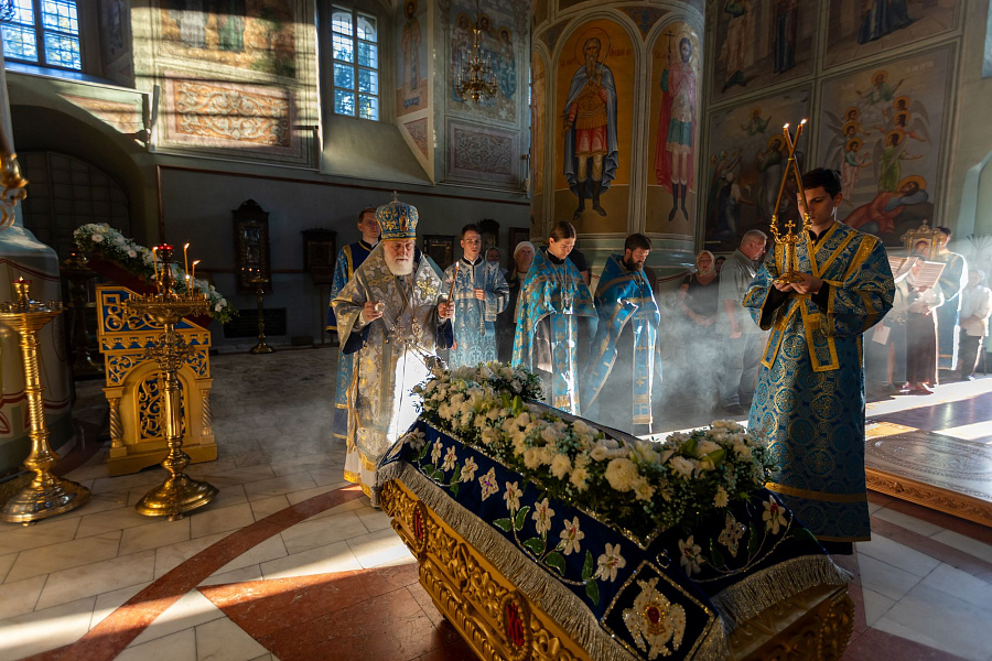 Архиерейское богослужение с чином погребения плащаницы Пресвятой Богородицы в Успенском кафедральном соборе города Коломны
