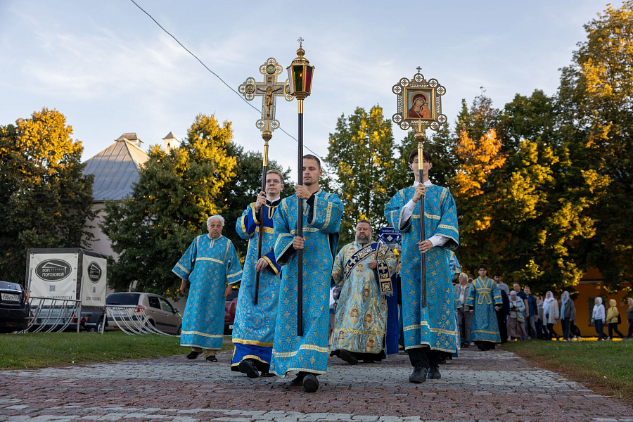 Архиерейское богослужение с чином погребения плащаницы Пресвятой Богородицы в Успенском кафедральном соборе города Коломны