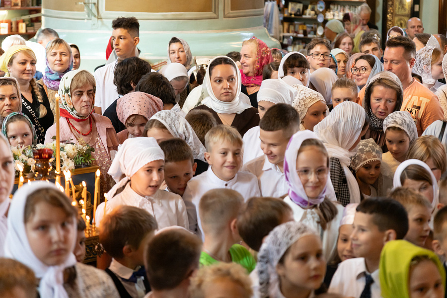 Молебное пение перед началом учебного года в Успенском кафедральном соборе города Коломны