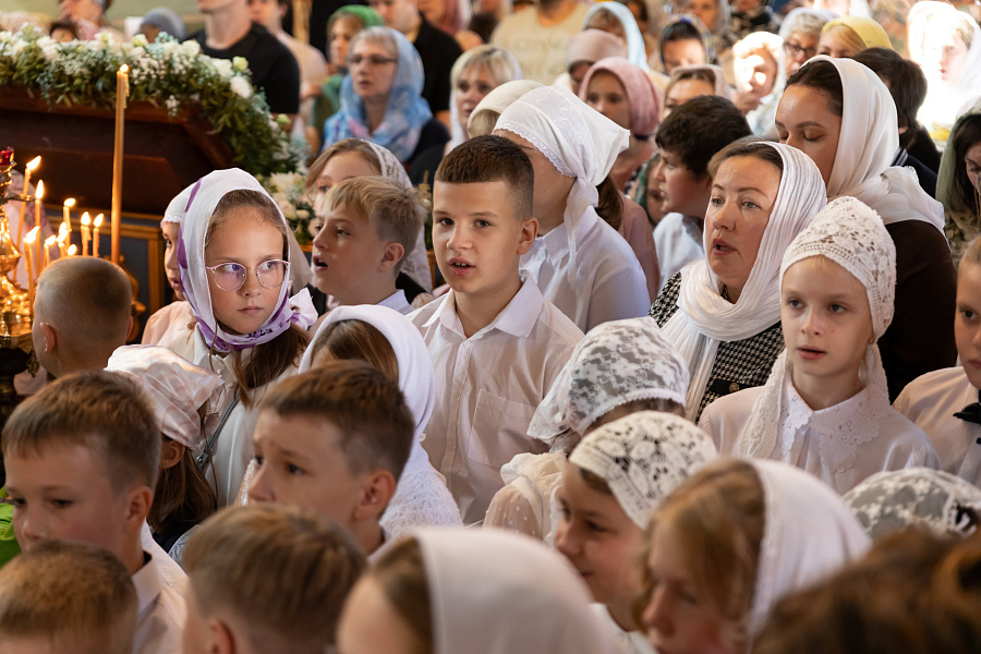 Молебное пение перед началом учебного года в Успенском кафедральном соборе города Коломны