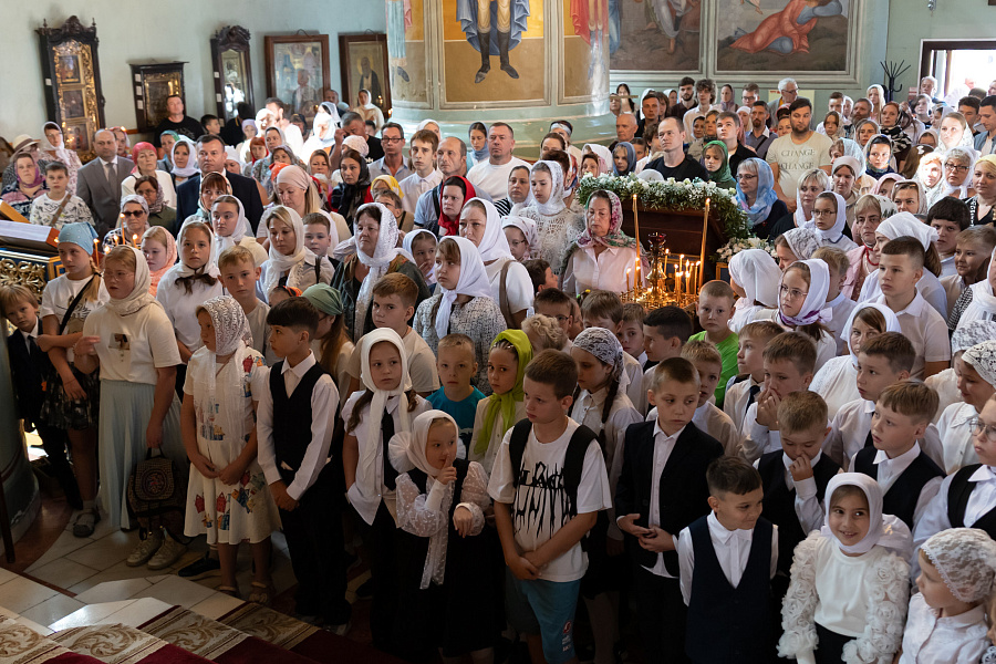 Молебное пение перед началом учебного года в Успенском кафедральном соборе города Коломны