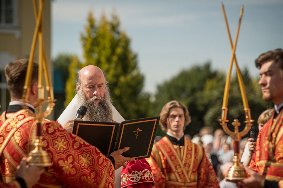Архиерейское богослужение в Успенском кафедральном соборе города Дмитрова
