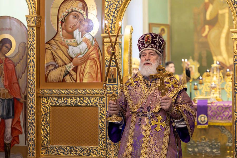 Архиерейское богослужение в Тихвинском храме Успенского кафедрального собора города Коломны