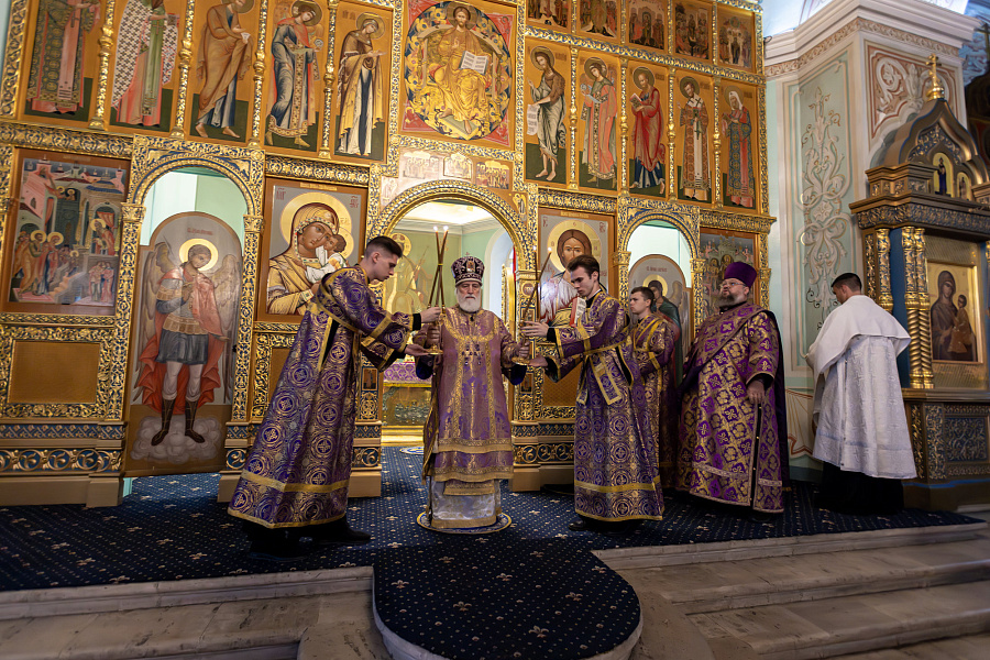 Архиерейское богослужение в Тихвинском храме Успенского кафедрального собора города Коломны