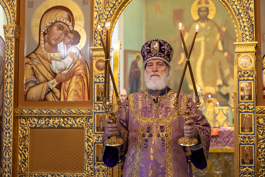 Архиерейское богослужение в Тихвинском храме Успенского кафедрального собора города Коломны