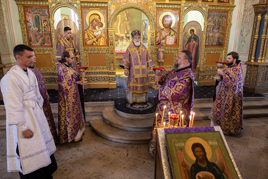 Архиерейское богослужение в Тихвинском храме Успенского кафедрального собора города Коломны