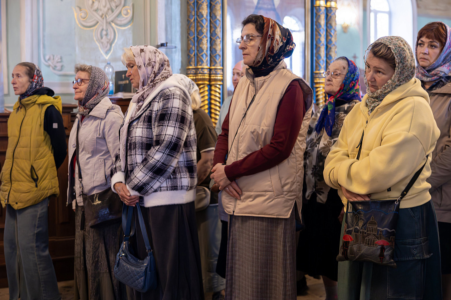Архиерейское богослужение в Тихвинском храме Успенского кафедрального собора города Коломны