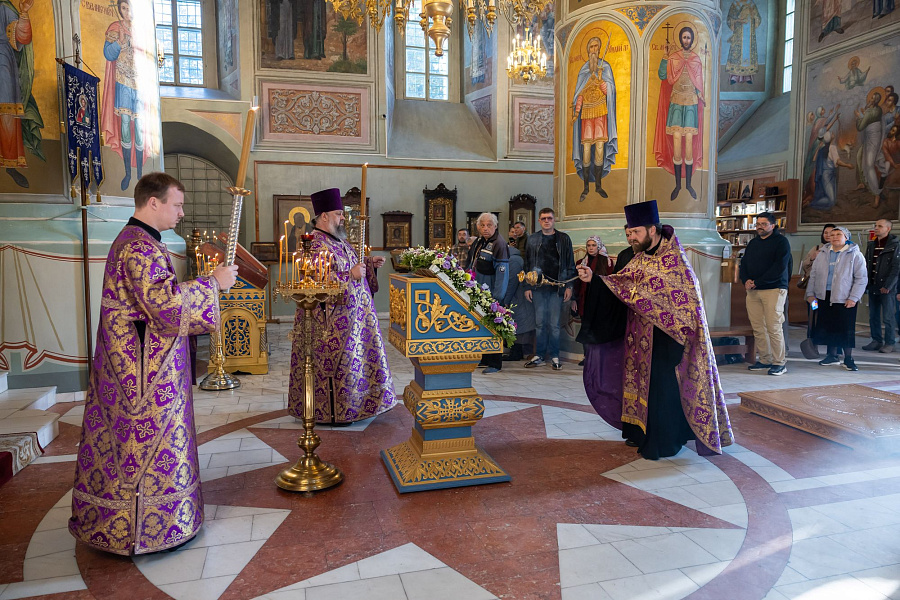Всенощное бдение с чином воздвижения Креста Господня в Успенском кафедральном соборе города Коломны