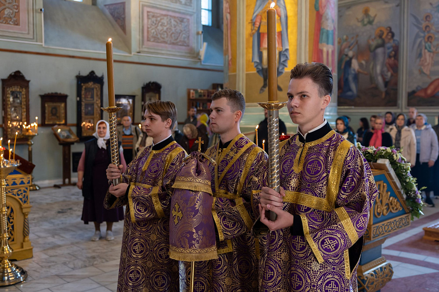 Всенощное бдение с чином воздвижения Креста Господня в Успенском кафедральном соборе города Коломны