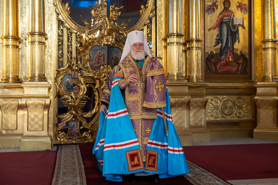 Всенощное бдение с чином воздвижения Креста Господня в Успенском кафедральном соборе города Коломны