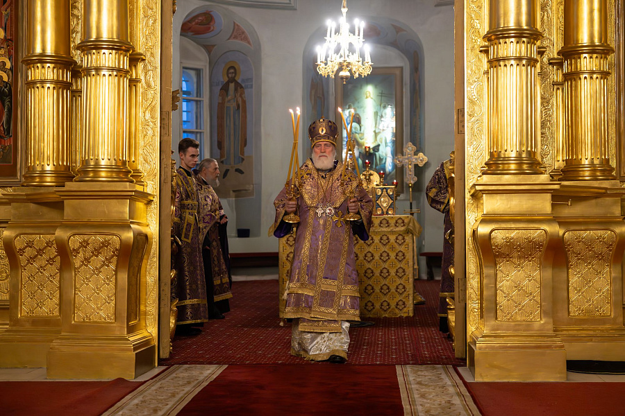 Всенощное бдение с чином воздвижения Креста Господня в Успенском кафедральном соборе города Коломны