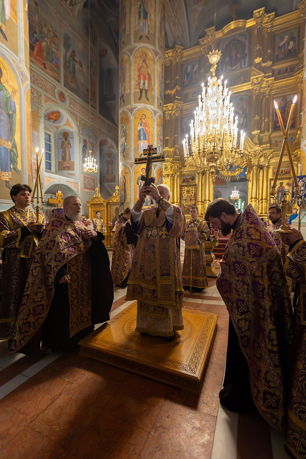 Всенощное бдение с чином воздвижения Креста Господня в Успенском кафедральном соборе города Коломны