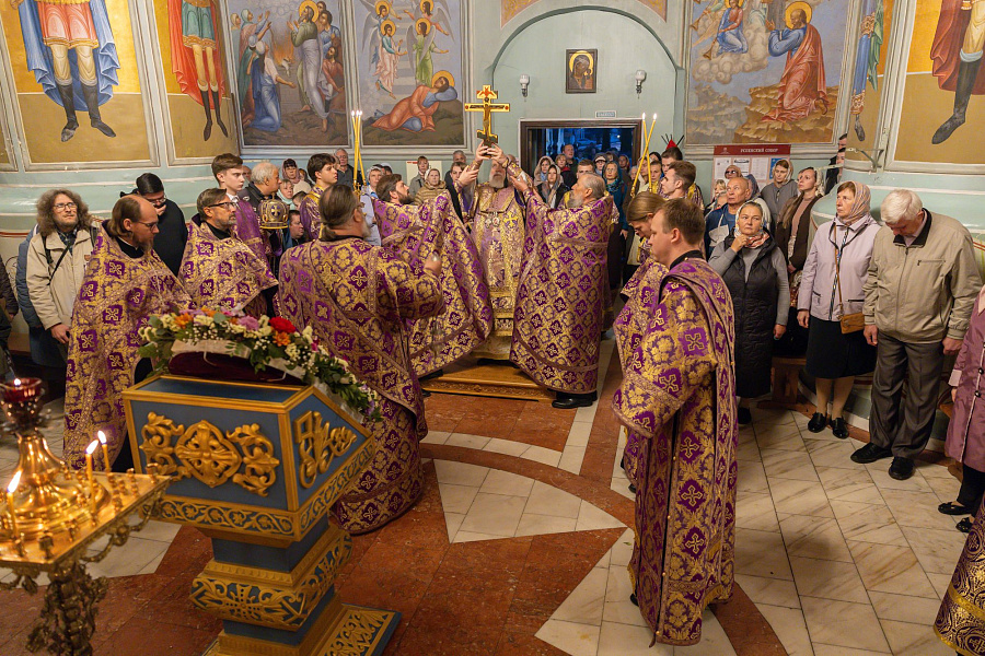 Всенощное бдение с чином воздвижения Креста Господня в Успенском кафедральном соборе города Коломны
