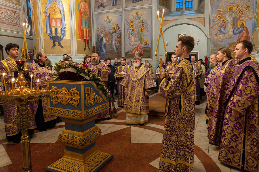 Всенощное бдение с чином воздвижения Креста Господня в Успенском кафедральном соборе города Коломны