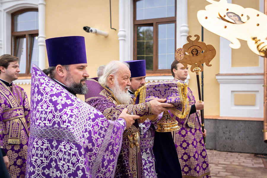Митрополит Павел сослужил Святейшему Патриарху Кириллу за освящением Сретенского храма Ризоположенского монастыря в Суздале и Божественной литургией