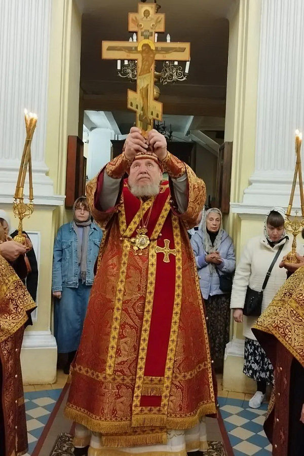 Воздвижение Честного и Животворящего Креста Господня в Преображенском соборе Балашихи