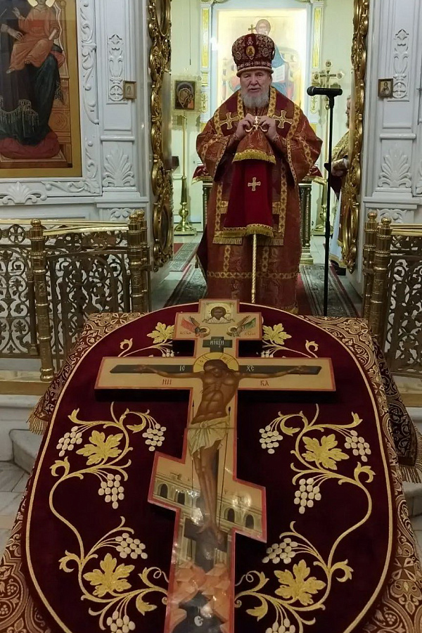 Воздвижение Честного и Животворящего Креста Господня в Преображенском соборе Балашихи