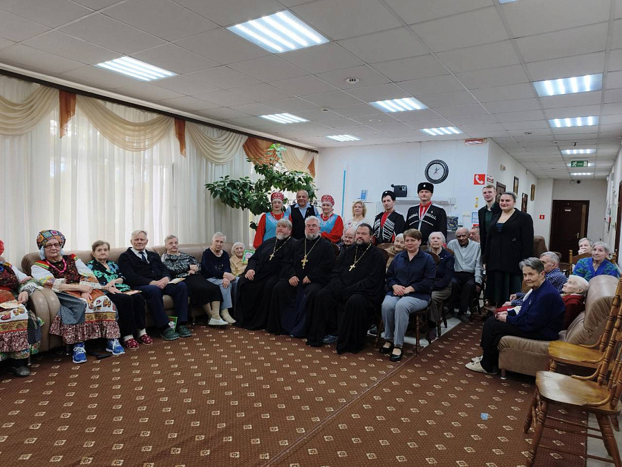 Духовенство 2-го Воскресенского благочиннического округа поздравило проживающих дома-интерната в п. им. Цюрупы с Днём пожилого человека