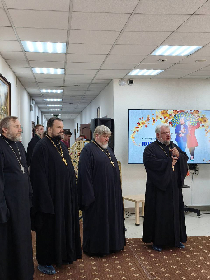Духовенство 2-го Воскресенского благочиннического округа поздравило проживающих дома-интерната в п. им. Цюрупы с Днём пожилого человека