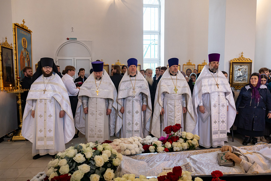 Божественная литургия и отпевание протоиерея Андрея Безручко
