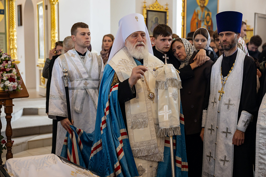 Божественная литургия и отпевание протоиерея Андрея Безручко