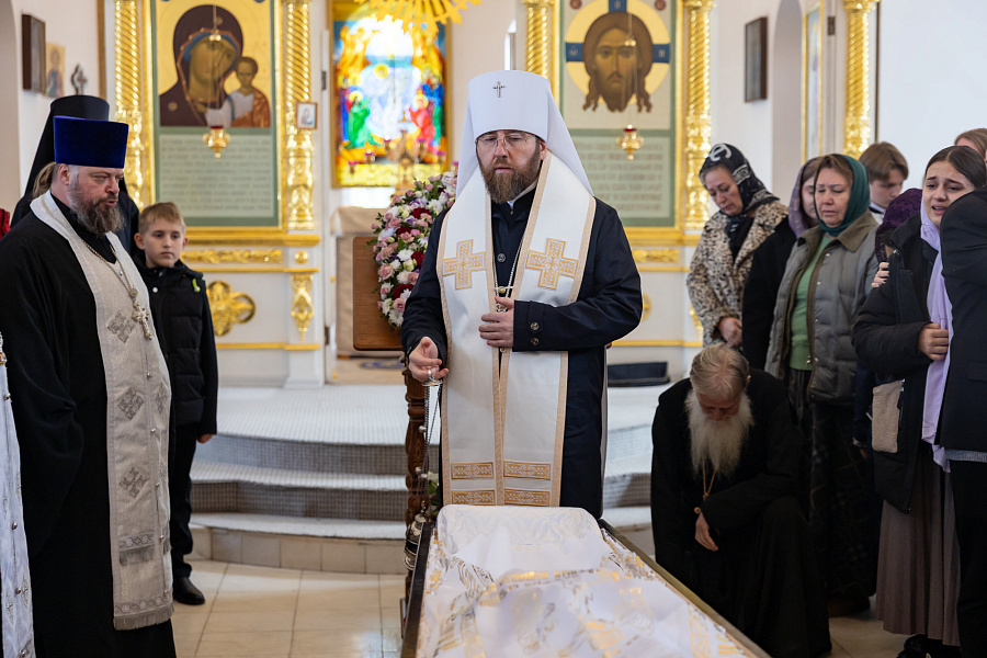 Божественная литургия и отпевание протоиерея Андрея Безручко
